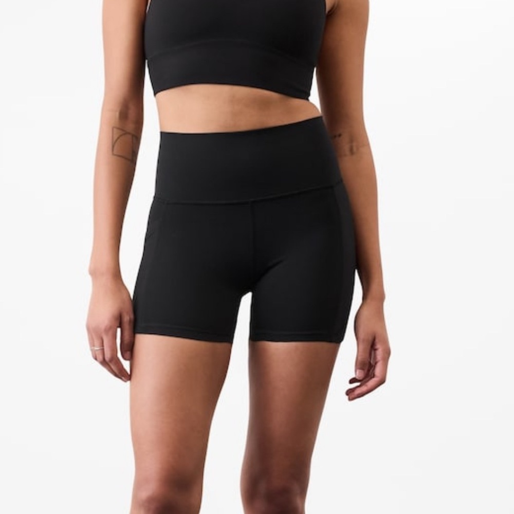 Athleta Salutation Stash 5” Black Shorts